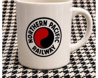 Biały ceramiczny kubek do kawy i herbaty z logo Northern Pacific Railway VTG