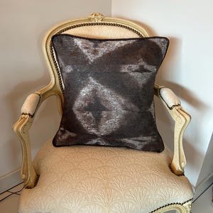 Modern jacquard cushion cover with geometric patterns in taupe, off-white, and gold piping - Livia - 45 X 45 CM - Handmade