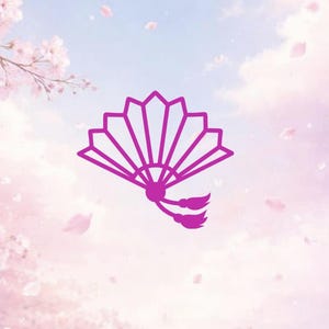 Può includere: Illustrazione di un ventaglio magenta con nappa su uno sfondo rosa e blu chiaro con fiori di ciliegio e petali che cadono. Il ventaglio ha un design geometrico ed è un simbolo della cultura giapponese.