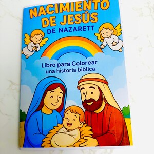 Puede incluir: Un libro para colorear infantil en español titulado "Nacimiento de Jesús de Nazarett". La portada presenta ilustraciones de ángeles, un arcoíris y una familia. El libro está diseñado para colorear una historia bíblica.