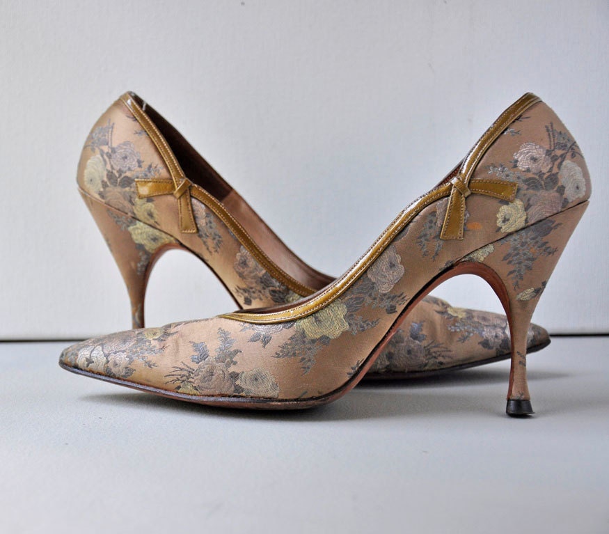 Bettie Page Shoes 50s Holly Pumps in White and Red | Shop at