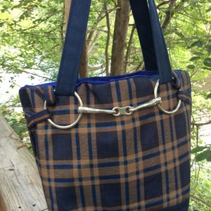 Bolsa de mano con bocado para caballo, pieza de exhibición ecuestre, granero, granja, jinete, decoración equina, manta impermeable única, hecha a mano y reciclada para la lluvia.