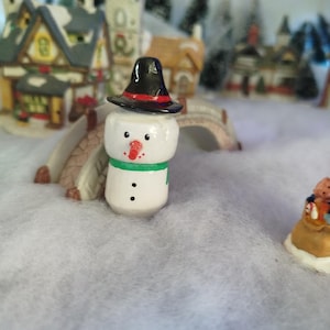 Cork figurine of a snowman with a top hat
