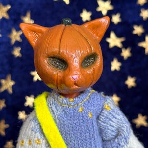 Sr. Abóbora - boneca assustadora de Halloween, boneca de arte em forma de gato de carvalho, escultura artesanal exclusiva, arte assustadora, presentes estranhos, decoração de Halloween caprichosa