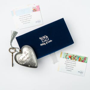 Vier een verjaardag met Notes of Love™-verjaardagscadeaudoos: 30 samengestelde bankbiljetten, een prachtig gevormd hartaandenken, allemaal in een blauwfluwelen doos