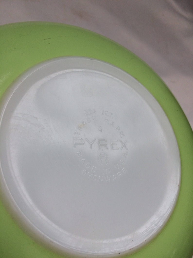 Vintage Lime Green Pyrex 2 Quart Casserole