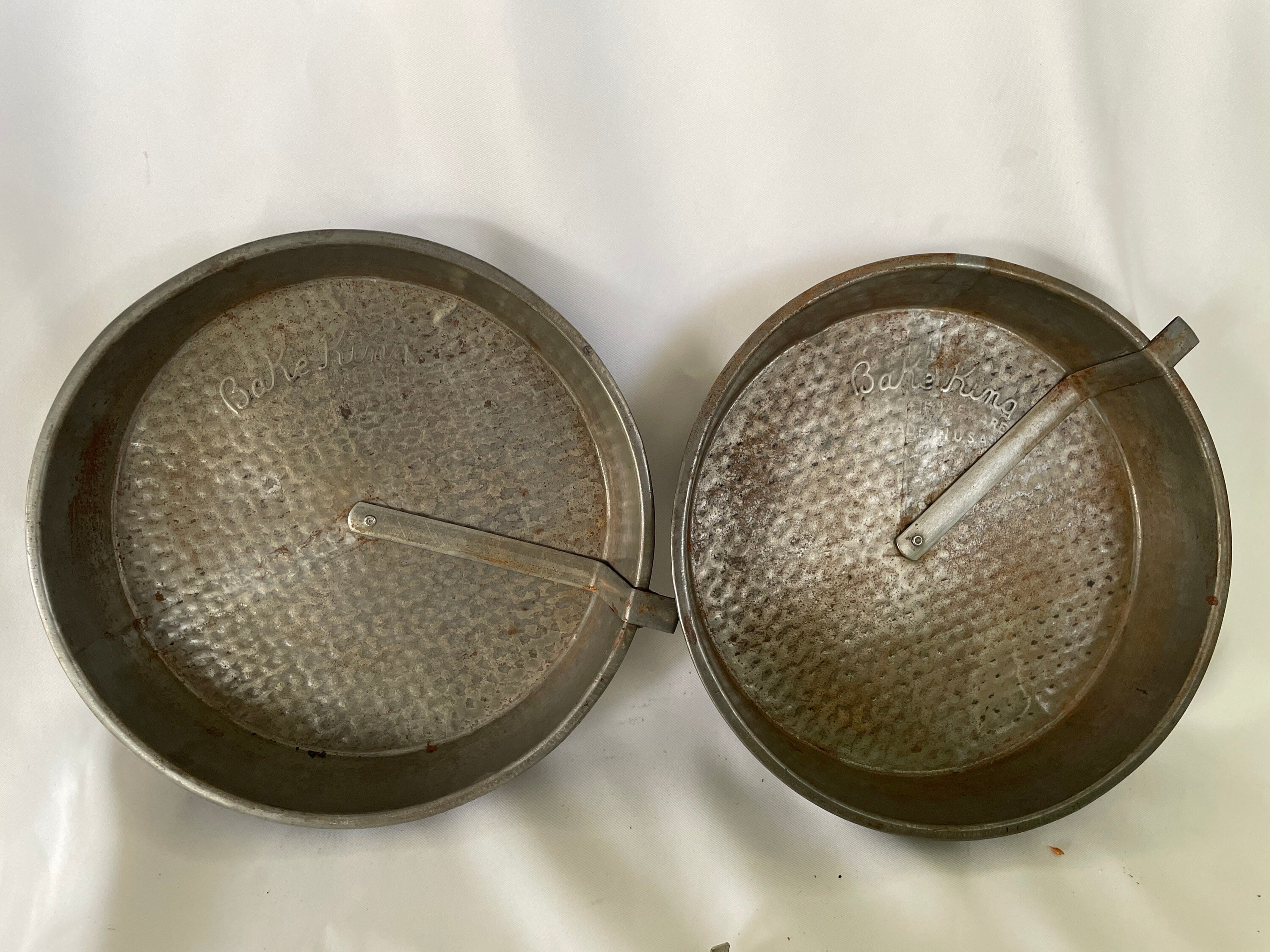 Cake pans with clearance sliders