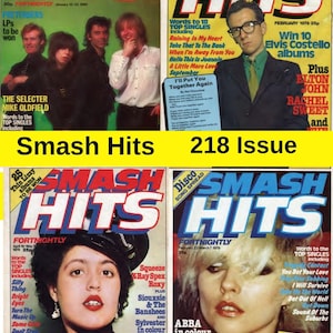Könnte beinhalten: Vier Vintage-Ausgaben des Smash Hits Magazins. Die Cover zeigen Bandfotos und Texte, darunter "Pretenders", "Elvis Costello" und "ABBA". Die Zeitschriften stammen aus den späten 1970er und frühen 1980er Jahren, mit einem gelben Banner "Smash Hits 218 Issue".