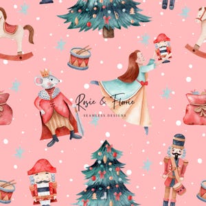 Può includere: Illustrazione ad acquerello di un motivo natalizio senza cuciture su sfondo rosa. Il design presenta un albero di Natale, una ballerina, uno schiaccianoci, un re topo, un cavallo a dondolo e un tamburo. È incluso anche il testo "Rosie & Florie Seamless Designs".