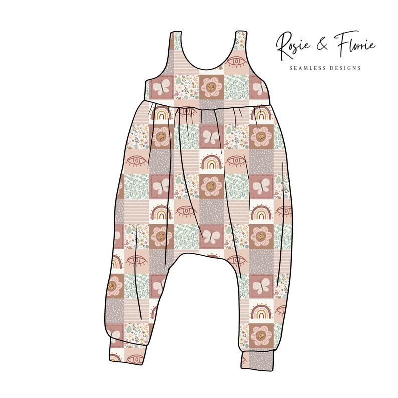 K&ouml;nnte beinhalten: Ein Baby-Overall mit Patchwork-Design. Das Muster umfasst Blumen, Schmetterlinge, Regenbogen und Augenmotive in Rosa, Beige und Gr&uuml;n. Der Overall hat einen Rundhalsausschnitt und lange Beine mit B&uuml;ndchen. Der Text "Rosie & Florie SEAMLESS DESIGNS" befindet sich oben rechts.