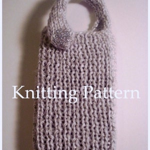 以下が含まれることがあります： ハンドルと装飾的なシルバーボタンが付いた、編み物のグレーのバッグ。 バッグは質感があり、前面には「Knitting Pattern」の文字が印刷されています。