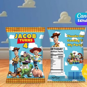Puede incluir: Dos envoltorios personalizados para bolsas de patatas con personajes de Toy Story, incluyendo a Woody, Buzz Lightyear, Jessie, Slinky Dog, Rex y Hamm. El frente muestra el texto Jacob Turns 4, mientras que el reverso incluye una etiqueta de informaci&oacute;n nutricional y el texto Thanks For Coming To My Party. El dise&ntilde;o tiene un fondo de cielo azul con nubes blancas.