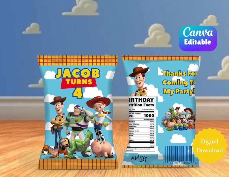 Puede incluir: Dos envoltorios personalizados para bolsas de patatas con personajes de Toy Story, incluyendo a Woody, Buzz Lightyear, Jessie, Slinky Dog, Rex y Hamm. El frente muestra el texto Jacob Turns 4, mientras que el reverso incluye una etiqueta de informaci&oacute;n nutricional y el texto Thanks For Coming To My Party. El dise&ntilde;o tiene un fondo de cielo azul con nubes blancas.