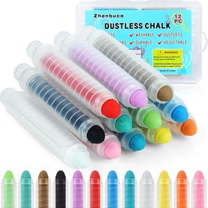 Könnte beinhalten: Ein Set aus 12 staubfreien Kreidestiften in einzelnen, transparenten Kunststoffhaltern mit Drehmechanismus. Die Kreidefarben umfassen Weiß, Schwarz, Rot, Blau, Grün, Gelb, Orange, Pink, Lila, Braun und Türkis, verpackt in einem Kunststoffetui.