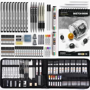 Op de afbeelding: Een uitgebreide tekenset met talloze fineliners, vulpotloden, grafietstiften, gummen, gekleurde stiften, doezelaars en een schetsboek van 50 vellen met het label Four Candies Sketch Book, alles georganiseerd in een zwarte etui.