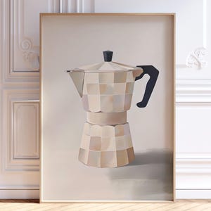 Peut inclure: Une cafetière beige et noire avec un motif géométrique. La cafetière est sur un fond beige clair.