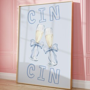 Cin Cin Retro Print, Modna sztuka ścienna, Wystrój wózka barowego Preppy Blue, Wystrój pokoju w akademiku dla dziewcząt, Wydruk włoskich Cheers, Sztuka ścienna z drinkami, Cyfrowy
