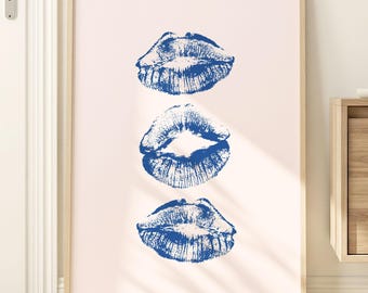 Lámina decorativa de labios besándose: Estampado moderno en azul marino y rosa claro para dormitorios universitarios (descarga digital instantánea)