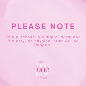 Puede incluir: Fondo rosa con el texto "PLEASE NOTE" en una fuente rosa m&aacute;s oscura. El texto de abajo indica que la compra es solo un archivo de descarga digital y no se enviar&aacute; ninguna impresi&oacute;n f&iacute;sica. El logotipo de "THAT ONE PRINT" est&aacute; en la parte inferior.