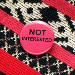 NICHT INTERESSIERT Button l Leave Me Alone Geschenk