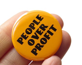 Speldje met de tekst "People Over Profit" (Mensen boven winst) - Sociale rechtvaardigheid - Politiek protest - Speldje (3,17 cm)
