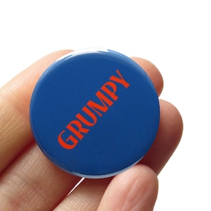 Spilla GRUMPY da 1,25" con bottone posteriore l Distintivo di cattivo umore l Regalo scontroso l Nonno essenziale l Regalo per la festa del papà del nonno eclettico