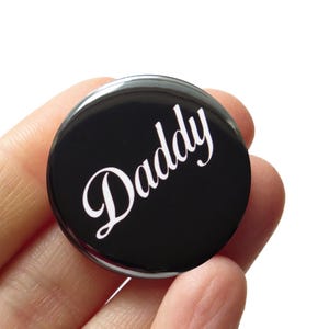 DADDY Button Queer Lite Kinky Geschenk