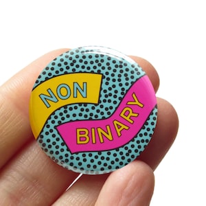 Przycisk NON-BINARY Pinback l Queer 1,25" LGBTQ Pride Pin Envy Gift Memphis 80's Retro Design