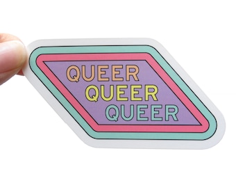 Pode incluir: Um adesivo com formato de diamante e cantos arredondados. O adesivo é branco com uma borda azul claro. Dentro da borda há um diamante rosa com um diamante roxo dentro. O texto "QUEER QUEER QUEER" está escrito no centro do adesivo em uma fonte arco-íris.