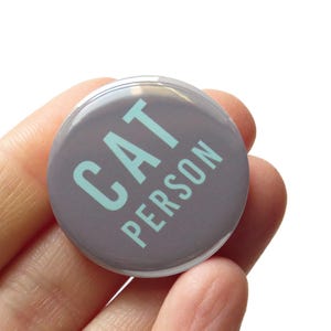 CAT PERSON Pin 1,25 "Button Button l Katzenliebhaber Geschenk Feline Stocking Stuffer."