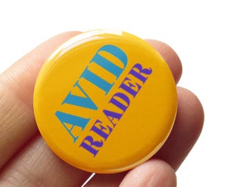 Broche de Leitor Ávido 1,25" - Distintivo de Bibliófilo Apaixonado por Livros
