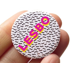 LESBO Lesbienne Pinback Button Queer Sapphic Jacket Accessoire Rétro Années 80