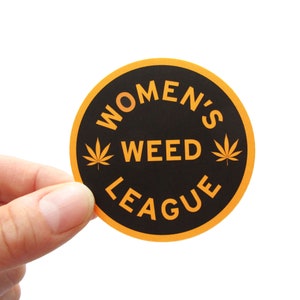 Calcomanía de la LIGA DE HIERBAS FEMENINAS l Calcomanía de cannabis para regalar l Calcetín de regalo para fumetas l Calcomanía para computadora portátil con marihuana