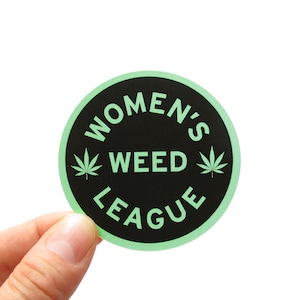LIGA FEMENINA DE HIERBAS Pegatina de cannabis | Regalo para chica fumeta | Pegatina de marihuana