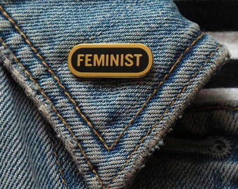Spilla smaltata FEMMINISTA da mettere come regalo di Natale