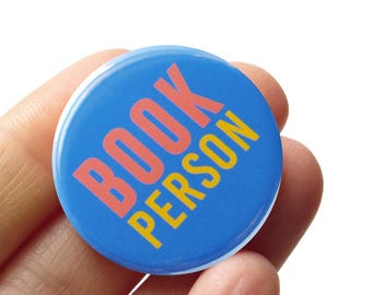 Broche de broche Book Person: presente literário, lembrancinha de festa do clube do livro, crachá de 1,25 pol.