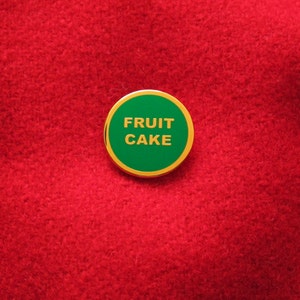 FRUIT CAKE Pin l Gay Urlaub Strumpf Stuffer Obstkuchen Emaille Pin l Obstkuchen Weihnachten Party Favor