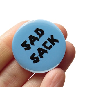 Bouton SAD SACK l Cadeau sombre morbide l Bas de Noël rigolo déprimé