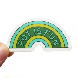Könnte beinhalten: Ein weißer Aufkleber mit einem Regenbogen-Design in Grün, Gelb und Blau. Der Text "POT IS FUN" ist in grünen Buchstaben auf dem Aufkleber geschrieben.