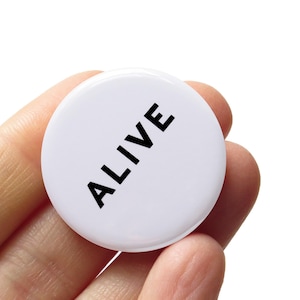 Pin ALIVE de 1,25&quot;. Insignia de botón de superviviente.