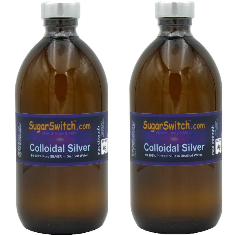 Pu&ograve; includere: Due bottiglie di vetro marrone con tappi argentati. Ogni bottiglia ha un'etichetta blu e bianca che recita "SugarSwitch.com Colloidal Silver 99.999% Pure SILVER in Distilled Water". Le bottiglie contengono un liquido trasparente.