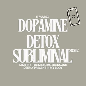 Könnte beinhalten: Eine weiße Textgrafik auf grauem Hintergrund mit der Aufschrift "5-MINUTE DOPAMINE DETOX SUBLIMINAL 285 HZ I AM FREE FROM DISTRACTIONS AND DEEPLY PRESENT IN MY BODY". Oben rechts befindet sich eine Schwarzweißillustration eines Smartphones mit einem Einschaltknopf.