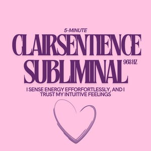 Op de afbeelding: Een roze afbeelding met de woorden "CLAIRSENTIENCE SUBLIMINAL" in paars. De tekst "5-MINUTE" staat boven de hoofdtekst en "963 HZ" staat rechts. Daaronder staat "I SENSE ENERGY EFFORTLESSLY, AND I TRUST MY INTUITIVE FEELINGS". Onderaan staat een hart.