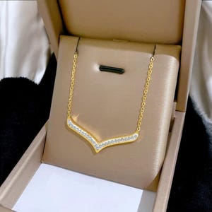 Collar con Colgante de Letra V en Circonita Clásico  Gargantilla Elegante de Acero Inoxidable para Mujer Joyería Minimalista Regalo Delicado