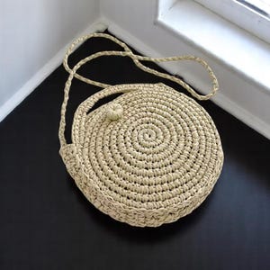 Boho runde Strohumhängetasche – Handgefertigte gewebte Sommerschultertasche für Damen, kleine runde Strandtasche für Reisen & Urlaub