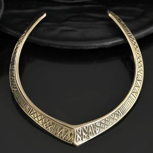 Gouden V-vorm koppelketting van messing, in stamverband geëtste choker met open kraag, boho-manchet