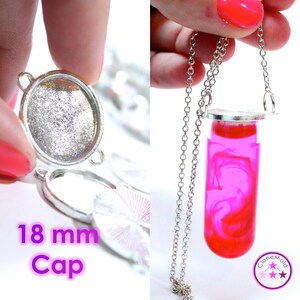 Peut inclure: Un capuchon de pendentif argenté de 18 mm de diamètre, présenté avec un pendentif en résine rose rempli sur une chaîne argentée. Le pendentif est étiqueté "Clone Mold".