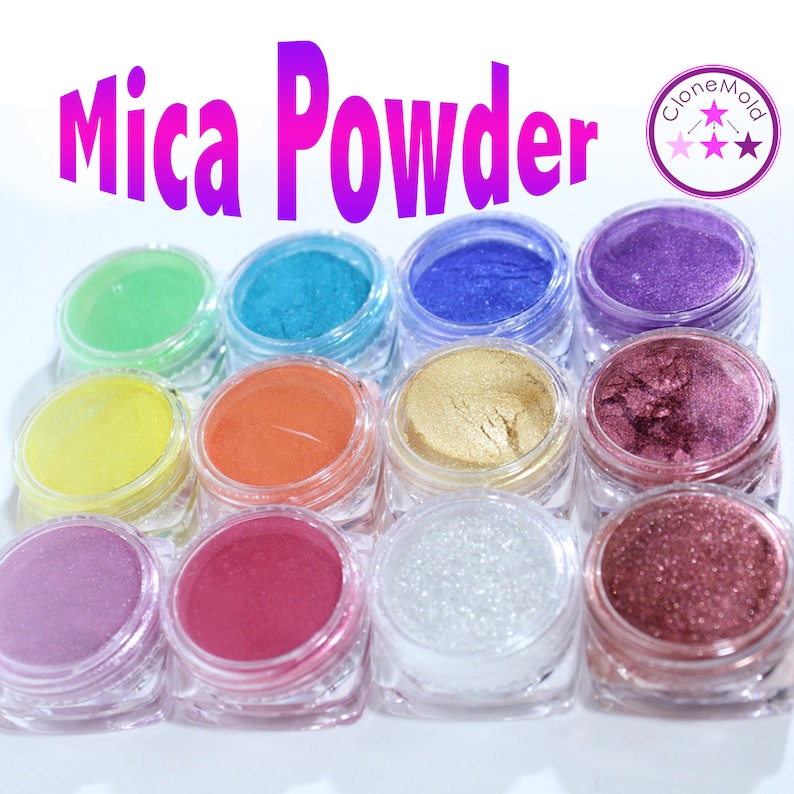 Puede incluir: Una colecci&oacute;n de peque&ntilde;os frascos transparentes llenos de polvo de mica vibrante en varios colores, incluyendo verde, azul, amarillo, naranja, dorado y rosa. El texto "Mica Powder" se muestra en una fuente grande y morada encima de los frascos.