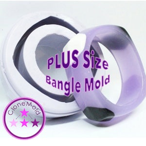 Op de afbeelding: Een paarse siliconen armbandvorm met de tekst "PLUS Size Bangle Mold" en een wit sterlogo met de tekst "Clone Mold".