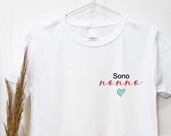 T-Shirt regalo nonni personalizzabile con frase ricamata per la nascita del nipotino o della nipotina, t-shirt Sono nonno e cuore
